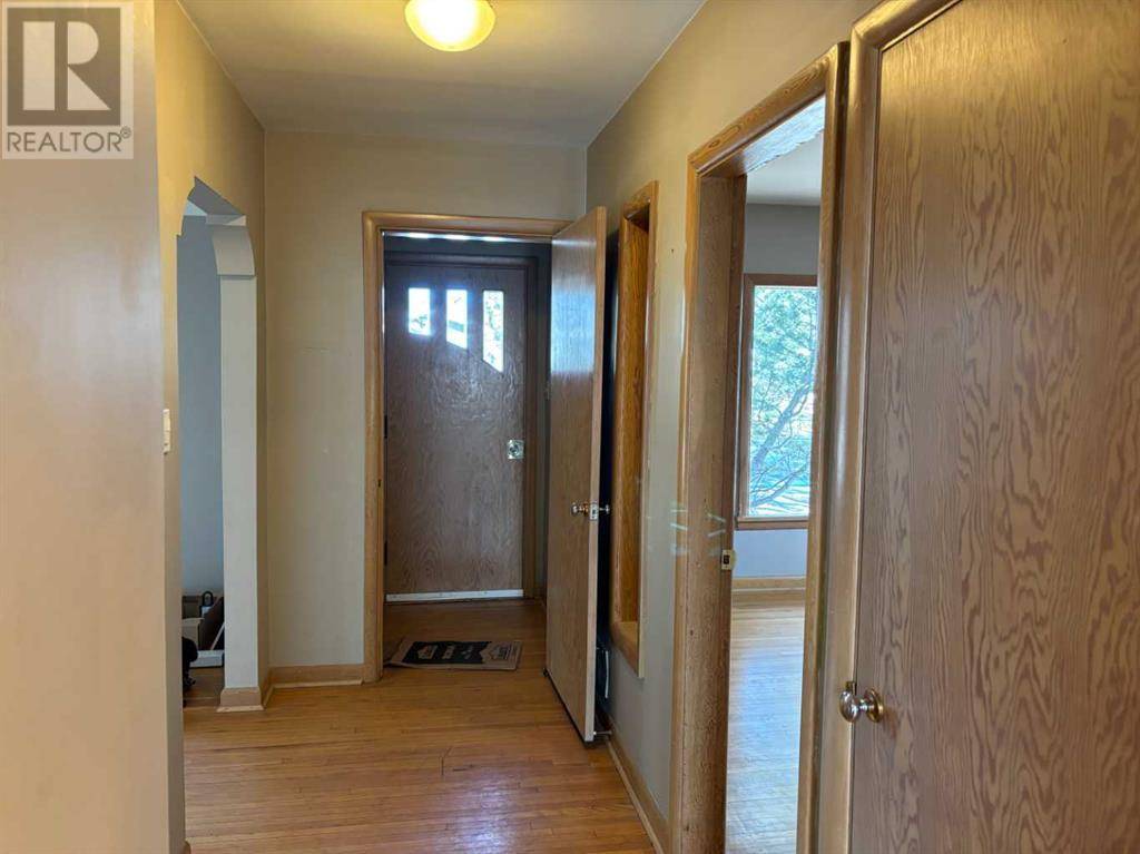 Calgary, AB T2M4C8,2111 Halifax Crescent NW
