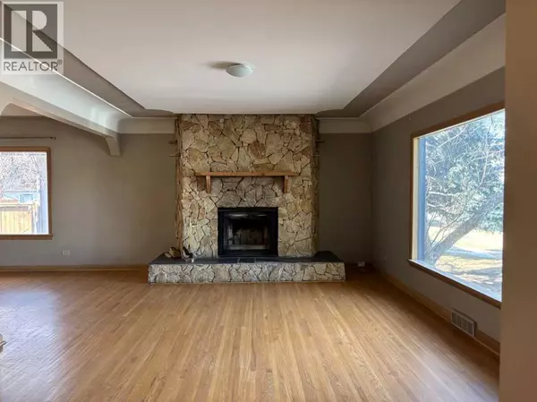 Calgary, AB T2M4C8,2111 Halifax Crescent NW