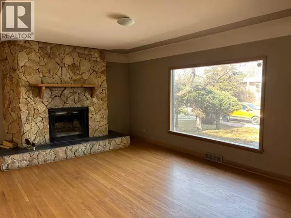 Calgary, AB T2M4C8,2111 Halifax Crescent NW