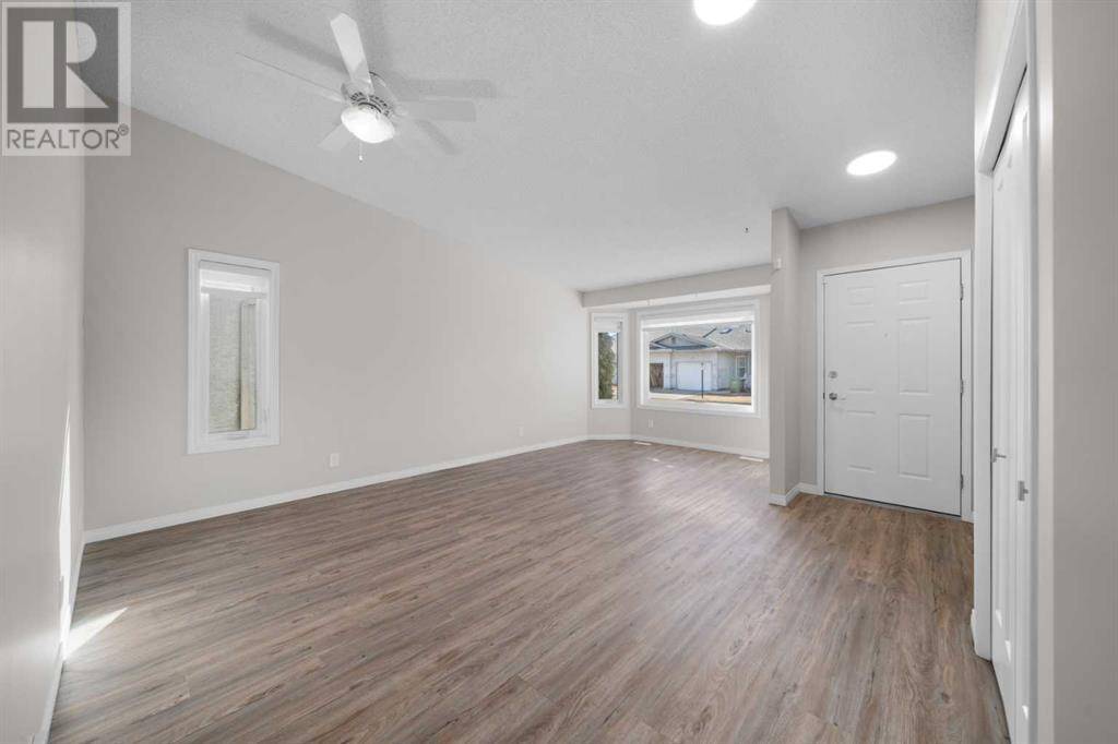 Calgary, AB T1Y6S5,24 Rundlelawn Green NE