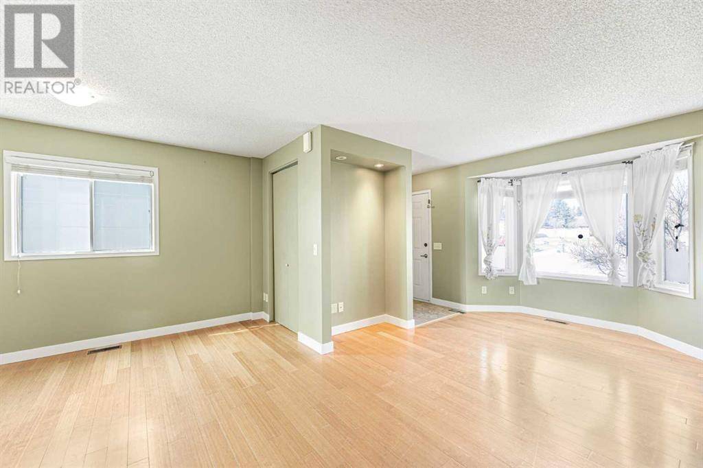 Calgary, AB T2K6H3,152 Hunterhorn Drive NE