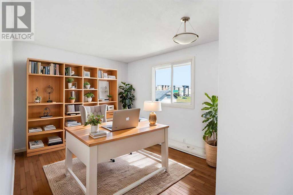 Calgary, AB T2W1V2,12112 Canfield Road SW