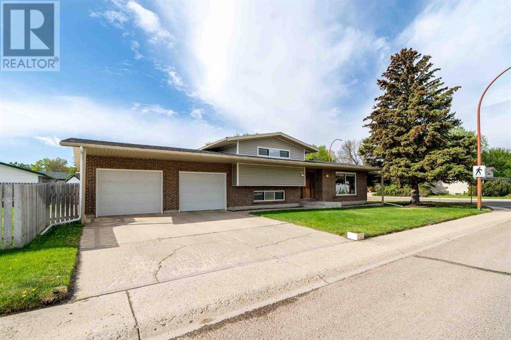 Medicine Hat, AB T1C1B8,353 20 Street NE