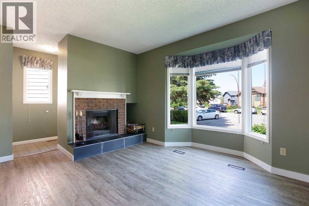 Calgary, AB T2J5Z6,14 Deermeade Bay SE