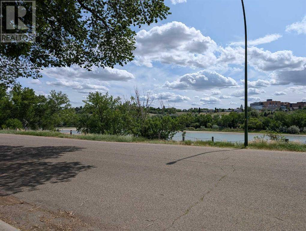 Medicine Hat, AB T1A6H8,574 1 Street NW