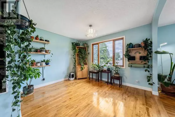 Calgary, AB T3B1C4,2108 52 Street NW