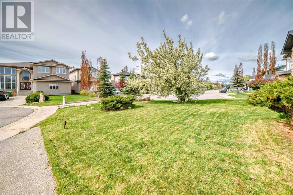 Calgary, AB T3H5E2,76 West Cedar Rise SW