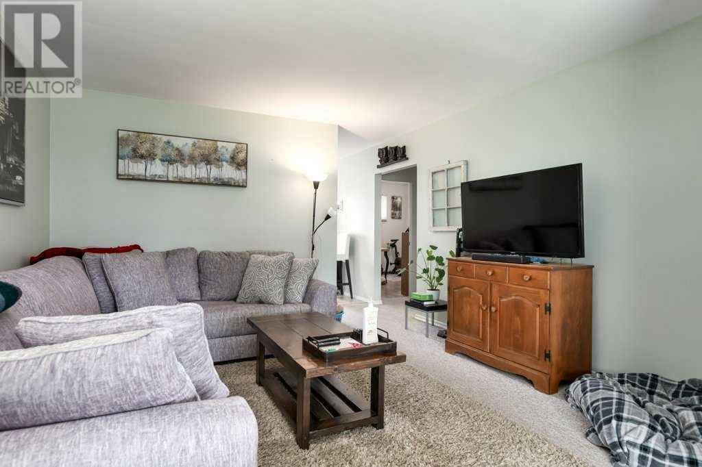 Calgary, AB T3E3M3,3124 42 Street SW