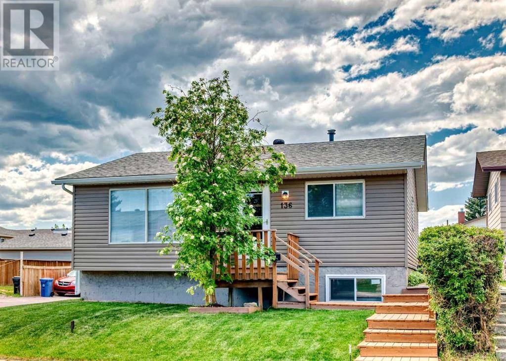 136 Castledale Crescent NE, Calgary, AB T3J1X4