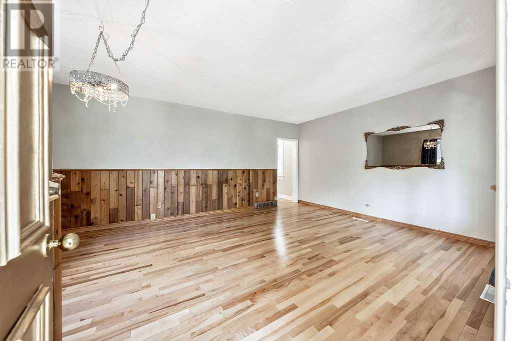 Calgary, AB T2M0V9,1108 18 Avenue NW