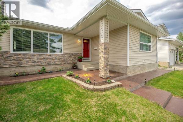 20 Woodford Crescent SW, Calgary, AB T2W4C4