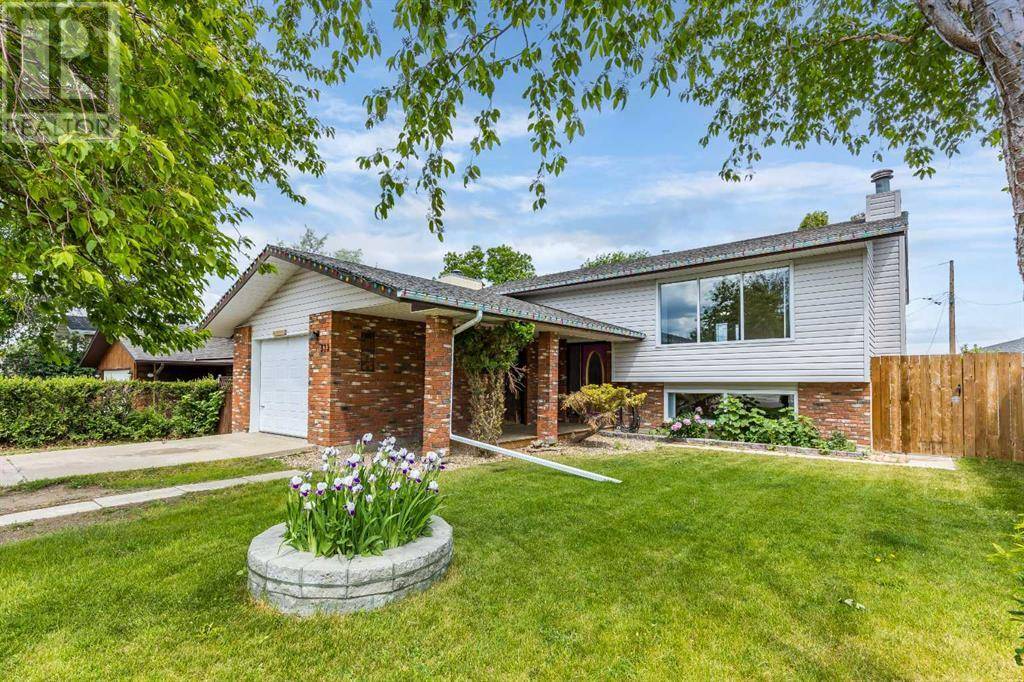 933 5 Street SE, Redcliff, AB T0J2P0