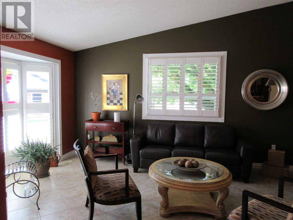 Medicine Hat, AB T1B2S1,22 Iris Court SE