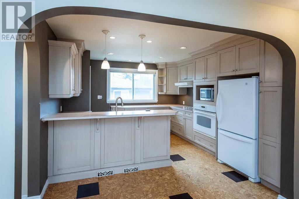 Calgary, AB T3E3N5,2704 43 Street SW
