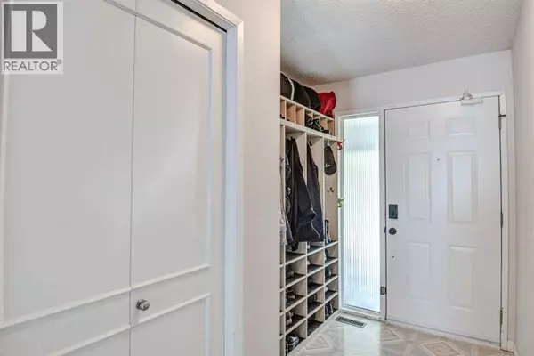 Calgary, AB T2J5H7,623 Lake Simcoe Close SE