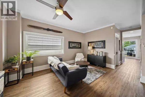 Calgary, AB T2M0N1,412 17 Avenue NW