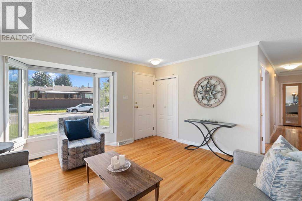 Calgary, AB T2L0S8,15 Carmangay Crescent NW