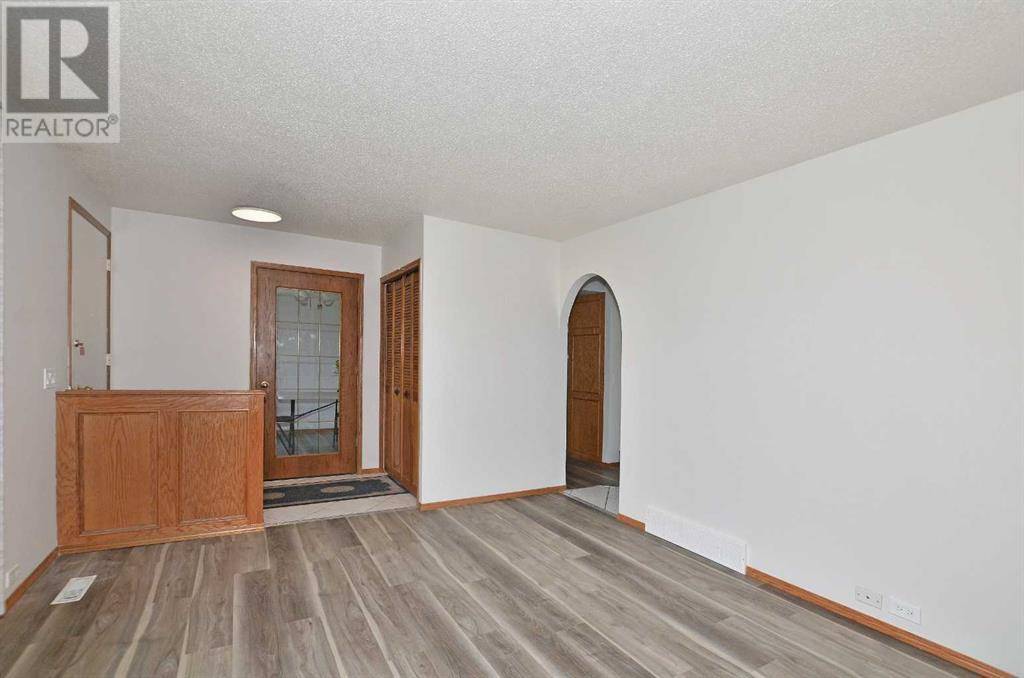 Calgary, AB T2A2S9,4207 Maryvale Drive NE