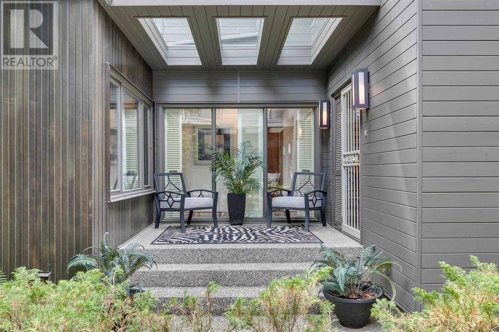 Calgary, AB T2V0K6,2, 68 Baycrest Place SW