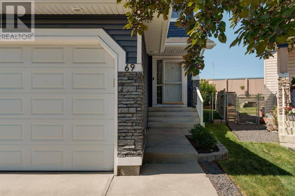 Calgary, AB T2X3P2,69 Chapalina Manor SE