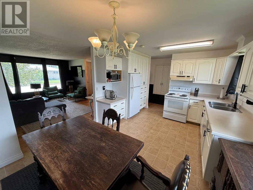 Hinton, AB T7V1N5,132 Maple Drive