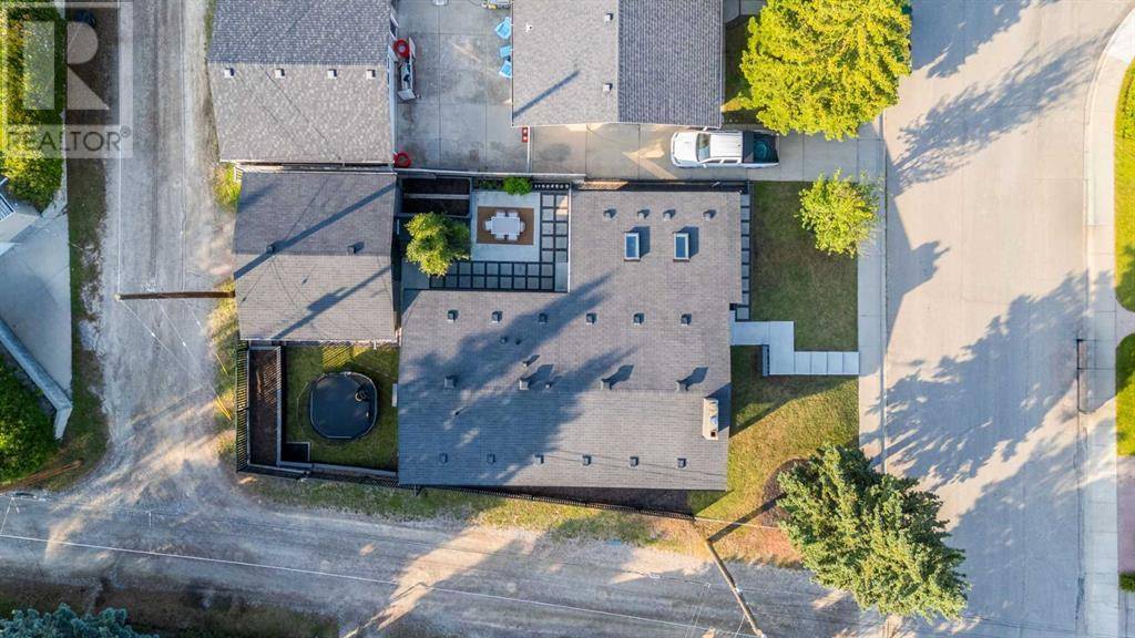Calgary, AB T3E5Y2,5735 Ladbrooke Drive SW