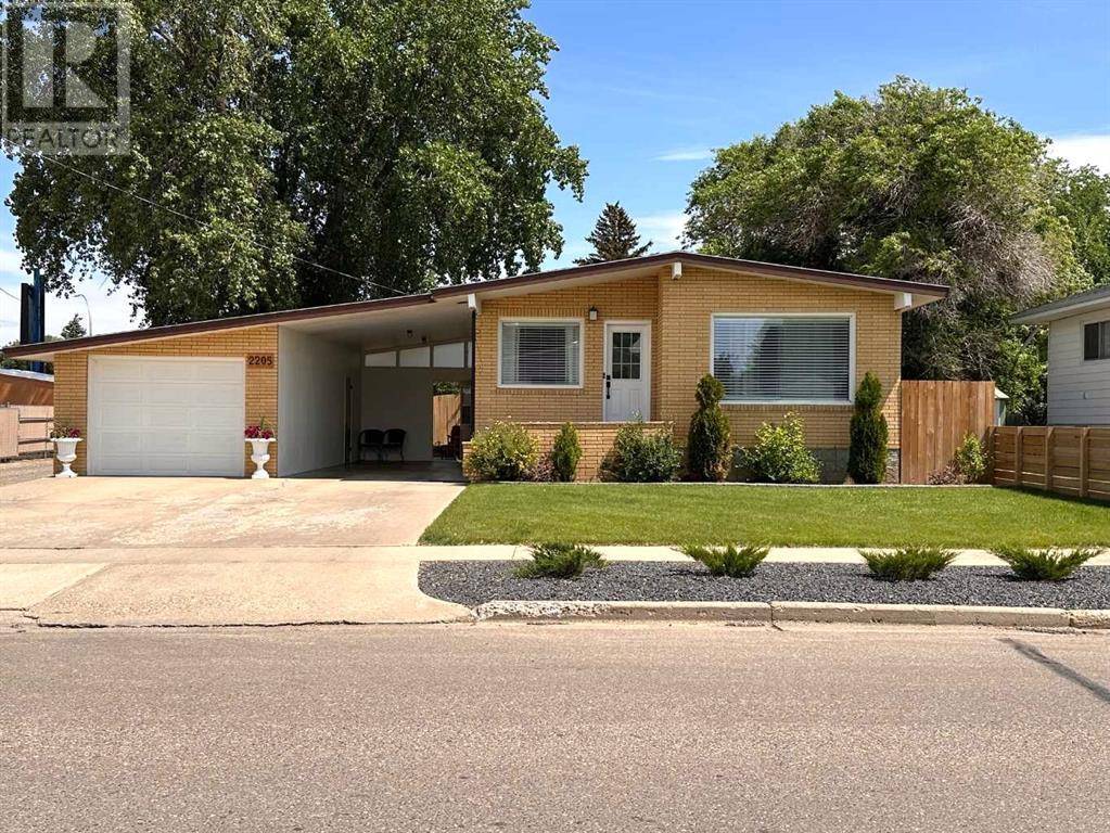 2205 15 Avenue SE, Medicine Hat, AB T1A3S2
