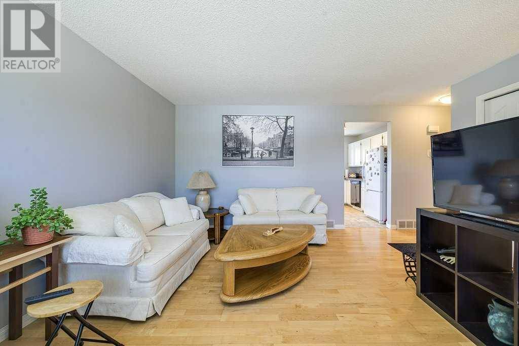 Red Deer, AB T4R1S9,22 Mclevin Crescent