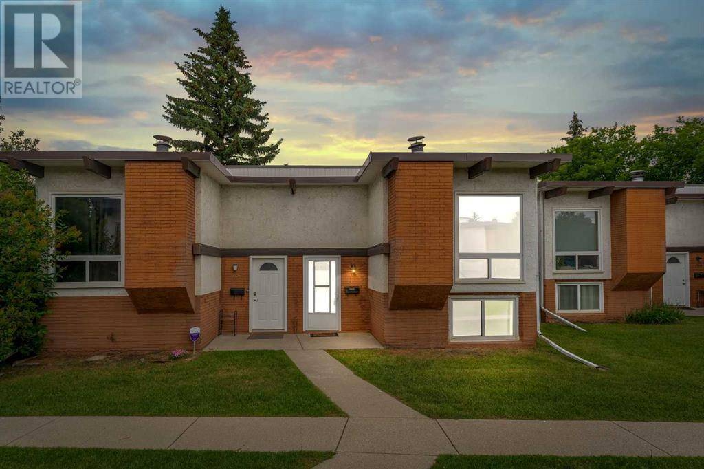105 Pinemont Bay NE, Calgary, AB T1Y2V7