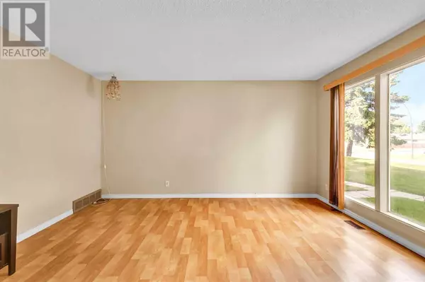 Calgary, AB T2A6S1,439 40 Street NE