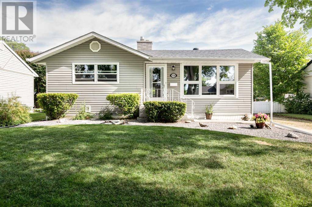 5720 49 Avenue, Lacombe, AB T4L1M4