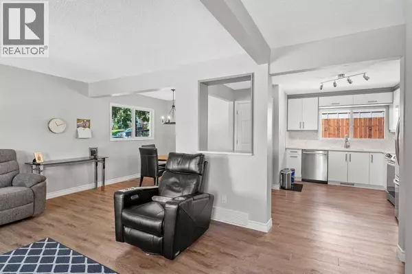 Calgary, AB T2V2Z4,321 Haddon Road SW