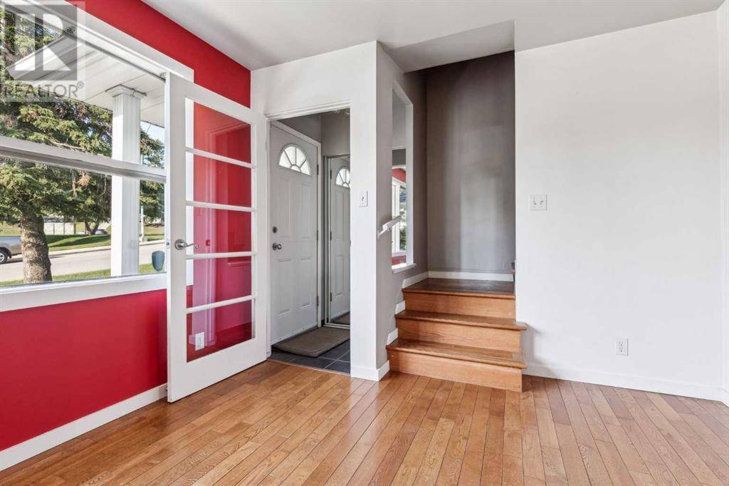 Calgary, AB T3E8Y8,608 32 Avenue NE