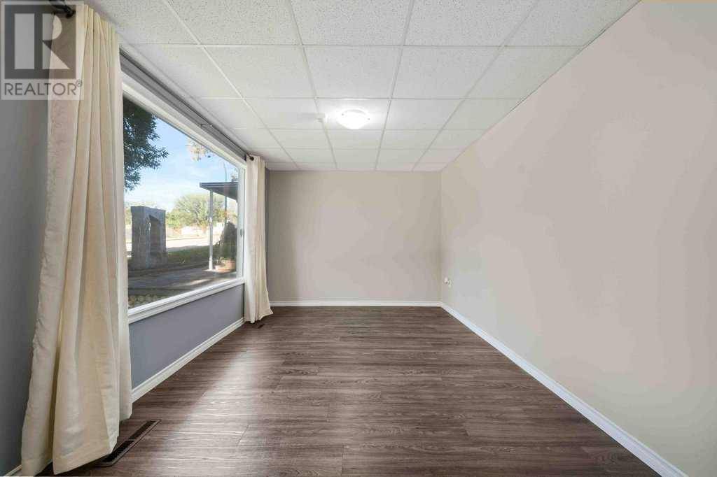 Medicine Hat, AB T1A1N2,144 9 Street SE