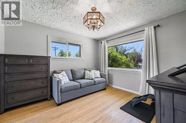 Calgary, AB T2T4x2,2326 19 Street SW