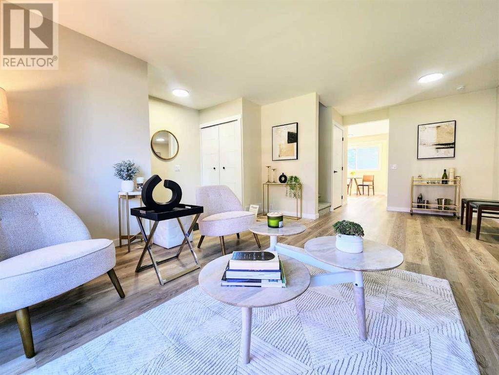 468 Cannington Close SW, Calgary, AB T2W3G2