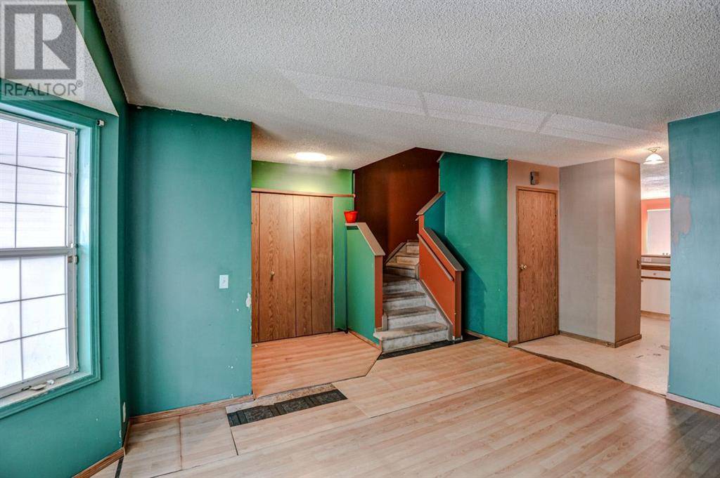 Calgary, AB T3J3P3,166 Martin Crossing Court NE