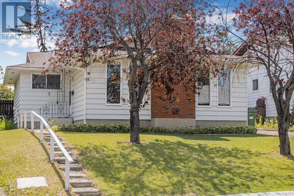 7 Bermuda Way NW, Calgary, AB T3K1H1