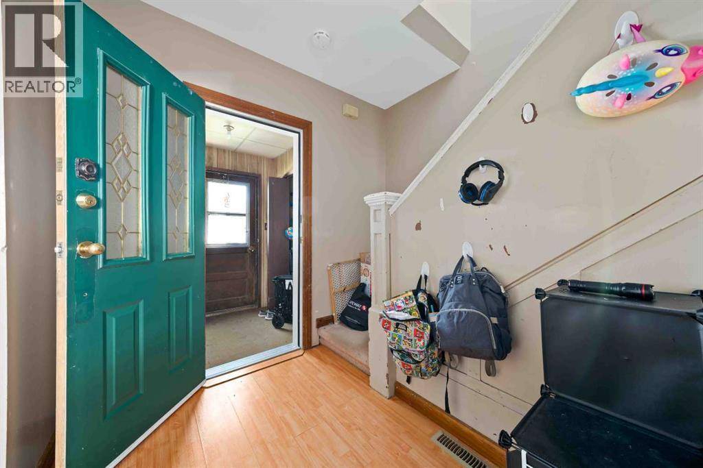 Medicine Hat, AB T1A0L7,831A 4 Street SE