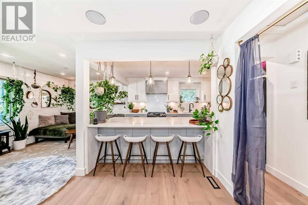 Calgary, AB T2L2E6,4719 Charleswood Drive NW