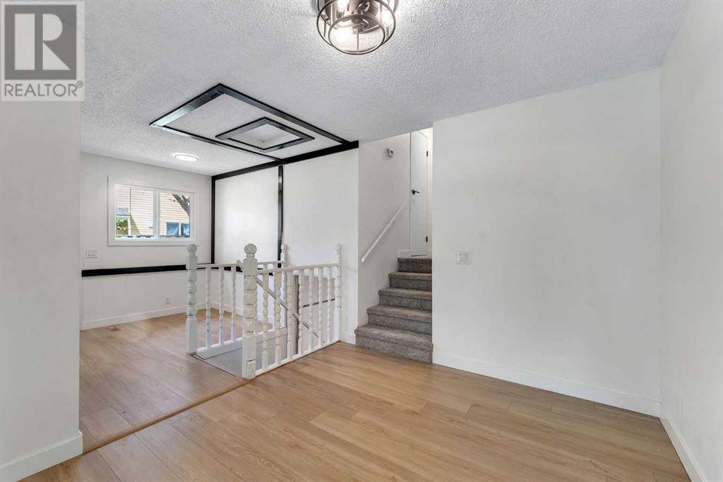 Calgary, AB T2B2S1,40 Erin Woods Drive SE
