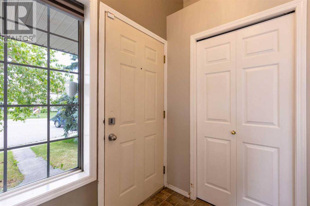 Calgary, AB T2B3H8,132 Erin Circle SE