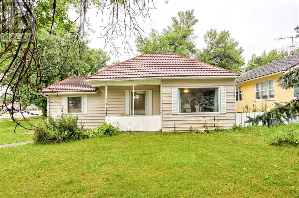 104 N 1 Street W, Magrath, AB T0K1J0