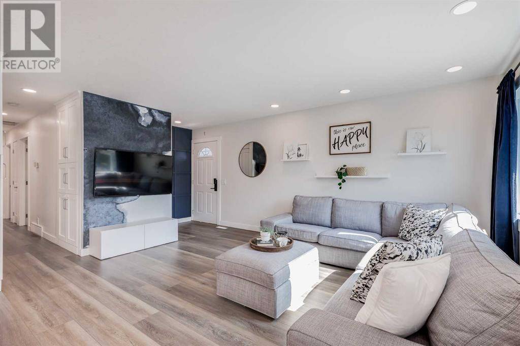 Calgary, AB T3A2S5,23 Edgeford Road NW