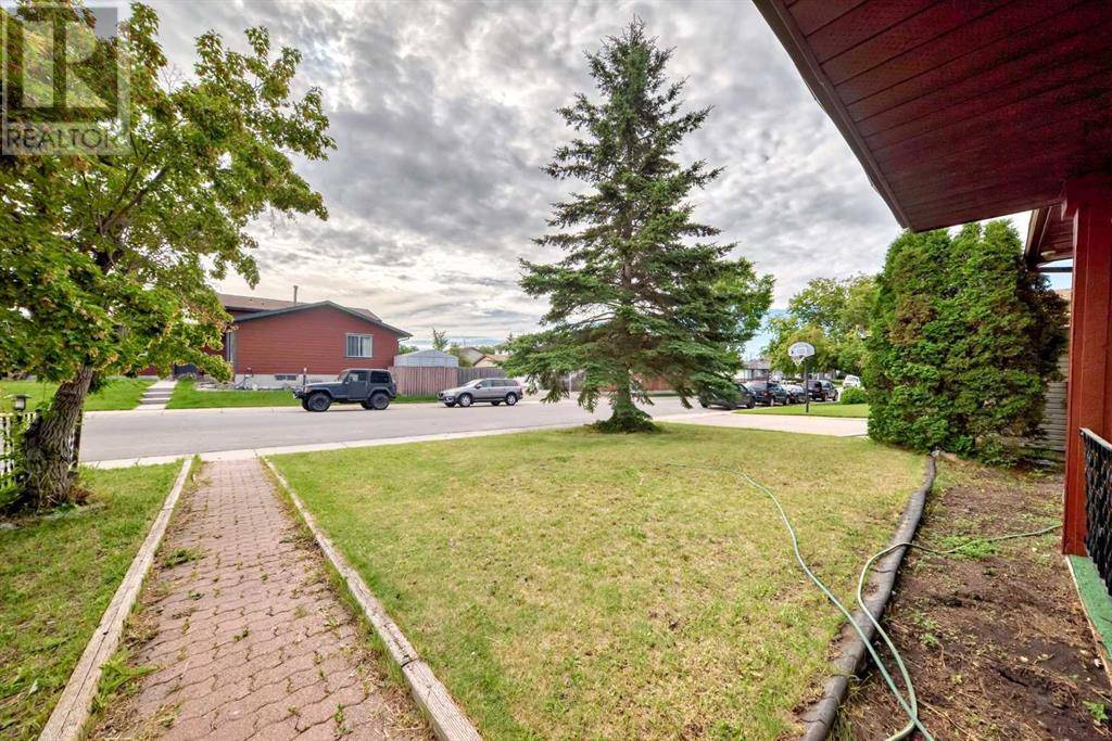 Calgary, AB T1Y4W3,272 Templevale Road NE