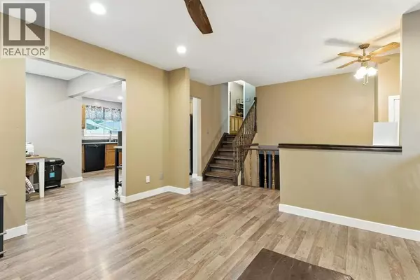 Calgary, AB T3J1S2,12 Castlegrove Place NE