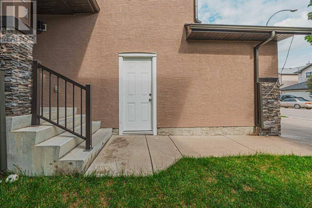 Calgary, AB T3J5N6,121 Saddlecrest Green NE