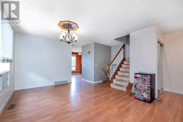 Calgary, AB T3K1Z4,160 Berkshire Close NW