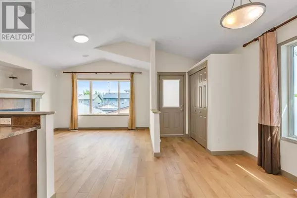 16 Panora Close NW, Calgary, AB T3K0G3