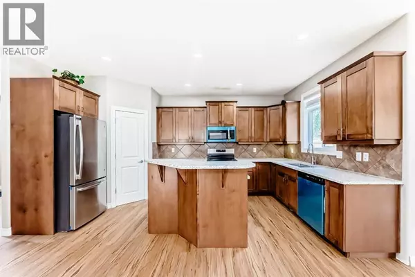 Calgary, AB T3K6L3,28 Covepark Mews NE